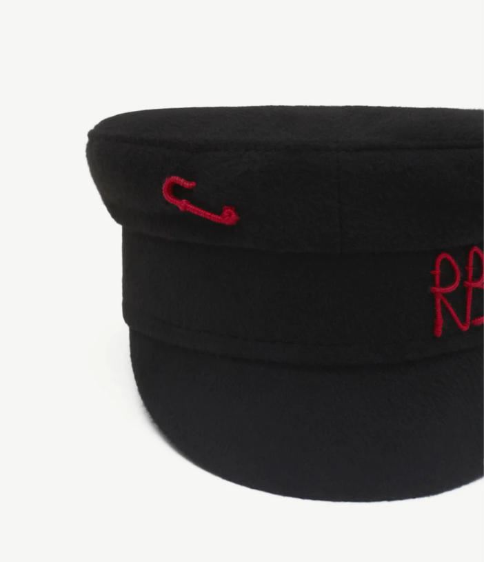 Українська співачка "вигуляла" капелюшок за 10 тисяч (фото)